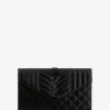 Genarbte Lederbrieftasche mit Kettengurt Cassandre Mixed Matelassé