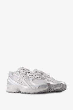 Materialmix-Schnürsneakers mit Metallic-Details 740