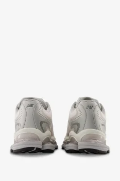Niedrige Materialmix-Schnürsneakers 2000