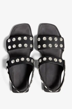 Nietenbesetzte flache Sandalen Boden