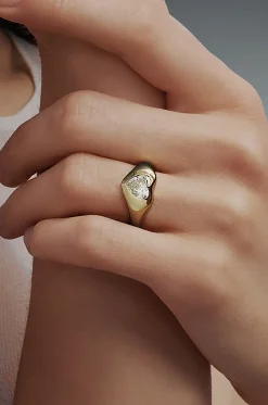 Siegelring aus Gelbgold und Diamant Curve Heart