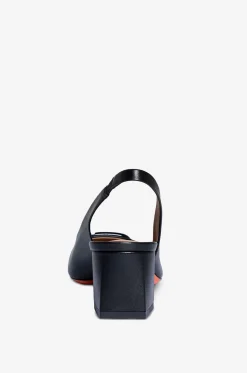 Slingback-Pumps aus Glattleder mit Schnallendetail 50