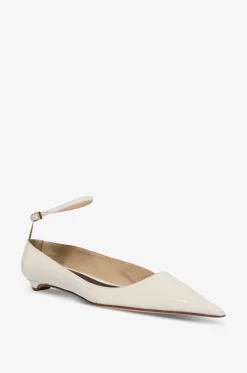 Spitzige Ballerinas mit Riemchen aus Lackleder