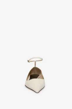 Spitzige Ballerinas mit Riemchen aus Lackleder