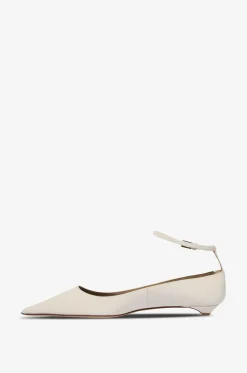 Spitzige Ballerinas mit Riemchen aus Lackleder